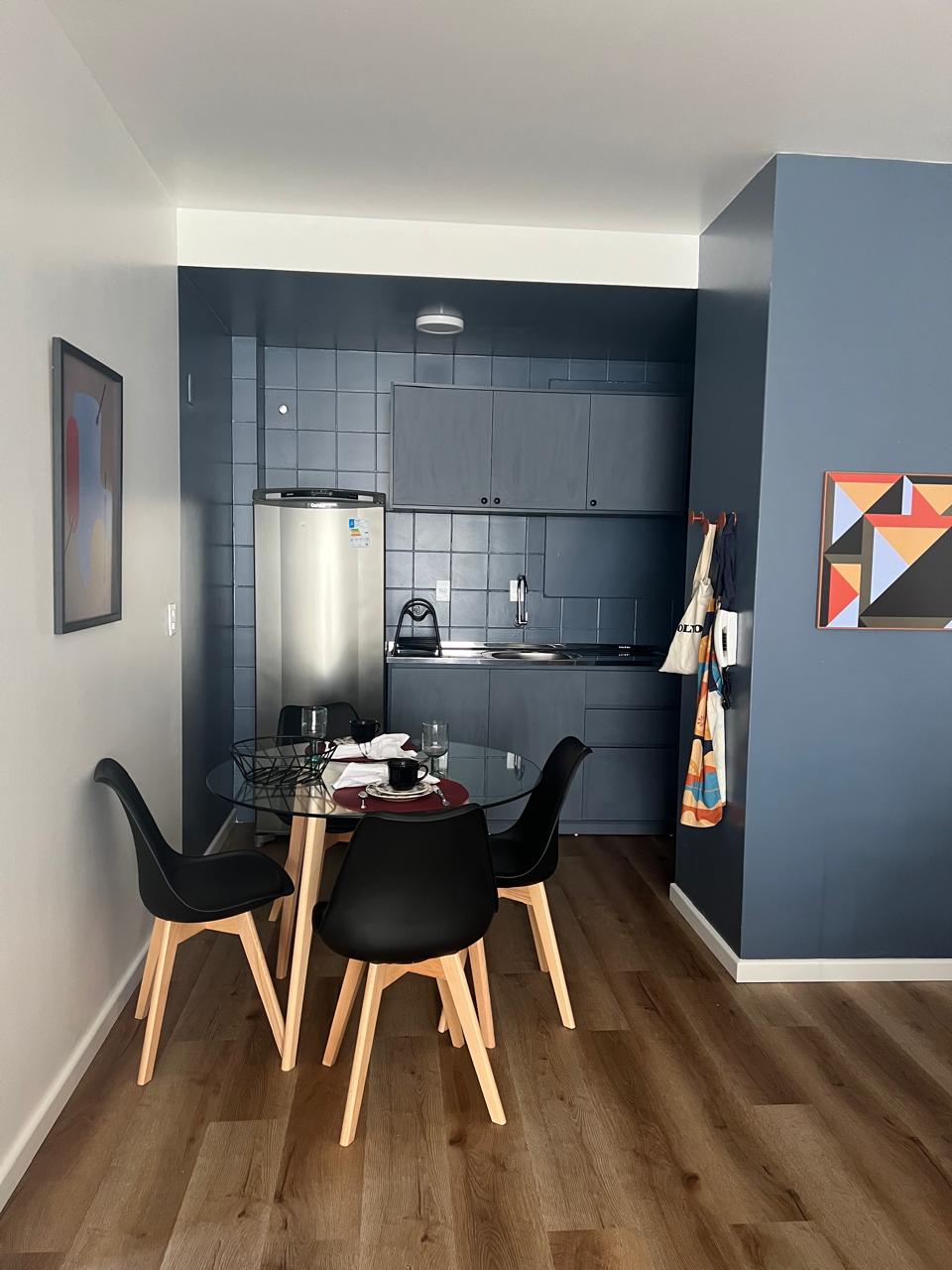 Ambiente de inspiração com composição vertical, materiais acolhedores e atmosfera contemporânea