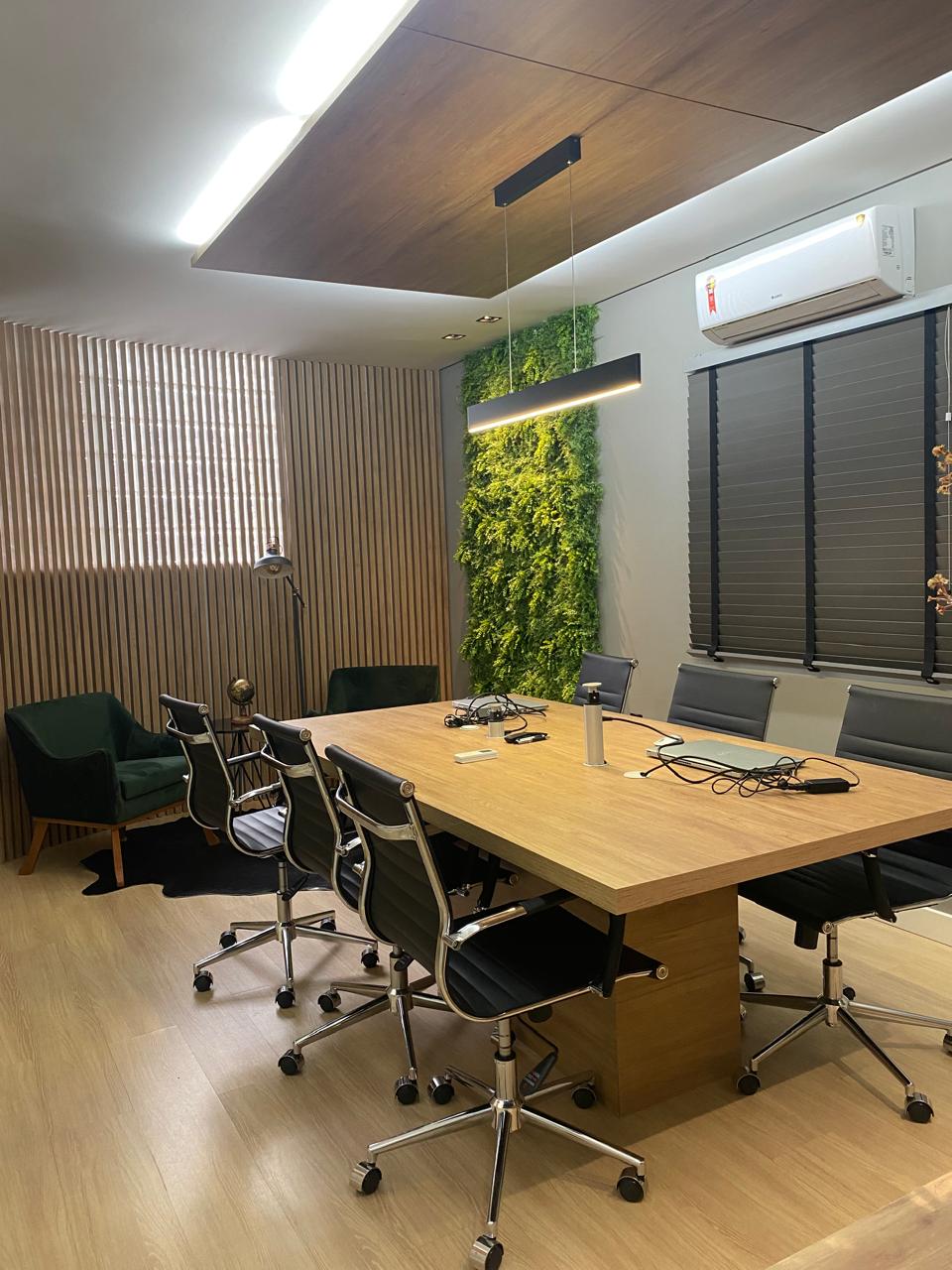 Ambiente comercial organizado com composicao de materiais e detalhes de atendimento