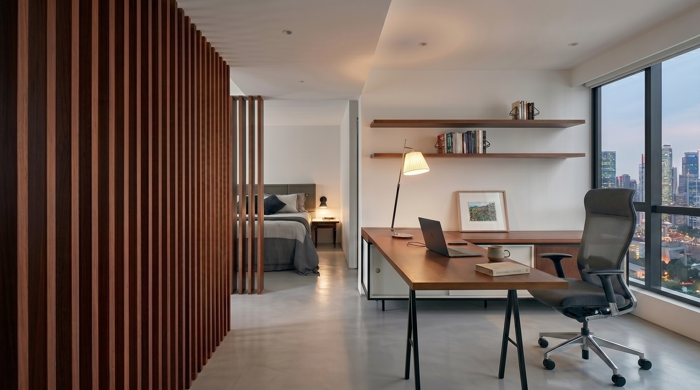 Home office integrado ao quarto, com divisória de madeira, mesa de trabalho e vista urbana